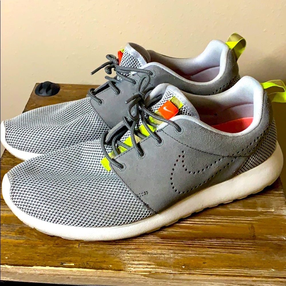 Men’s Nike Roshe Tennis Shoes. Size 10 1/2.